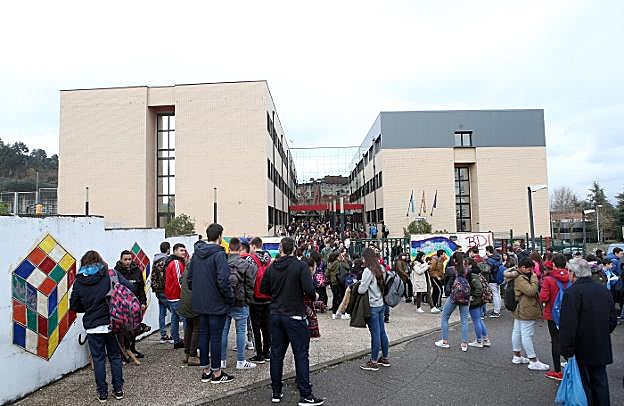 Alumnos del único IES de La Corredoria, que está saturado por el crecimiento del barrio. 