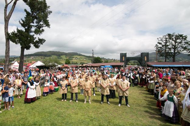 La comitiva hace su entrada durante el desfile de Exconxuraos. 