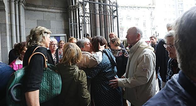 La familia recibe el afecto de los asistentes al funeral, ayer en Sabugo. 