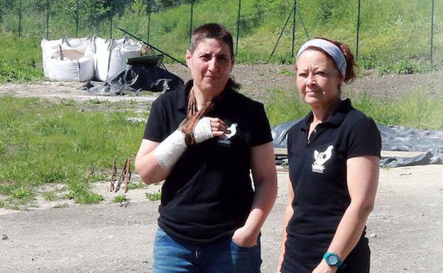 Emma Álvarez y Sari González, las dos socias que han sacado adelante este proyecto rural y ecológico. 