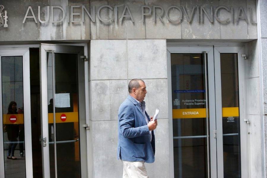 La sala confirmó esta mañana que el exlíder sindical continúa ingresado en el Hospital Universitario Central de Asturias (HUCA) por lo que aceptó la petición de su defensa de suspender el juicio, si bien informó de que solicitará al servicio de Cardiología del citado equipamiento hospitalario un informe completo de su estado de salud.