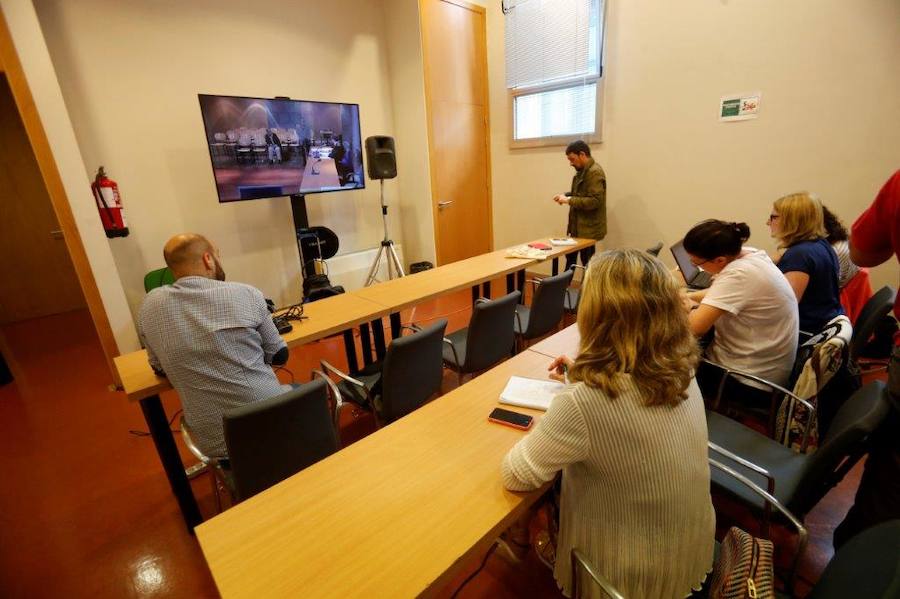 La sala confirmó esta mañana que el exlíder sindical continúa ingresado en el Hospital Universitario Central de Asturias (HUCA) por lo que aceptó la petición de su defensa de suspender el juicio, si bien informó de que solicitará al servicio de Cardiología del citado equipamiento hospitalario un informe completo de su estado de salud.