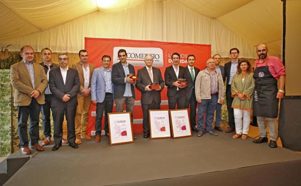 Por la izquierda, Benjamín Lana, Marcelino Gutiérrez, Rubén Fernández, Ángel González, Félix Martínez, Álvaro García, Eneko Atxa, Julio Valle, Cándido del Prado, José Luis Fernández, Goyo Ezama, María Cardín y Roberto González, durante la entrega de los galardones. 