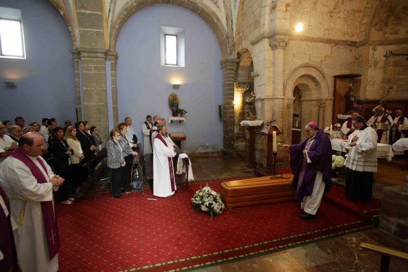 El arzobispo de Ovieso, Jesús Sanz Montes, ha oficiado el funeral por el riosellano José Manuel Castaño, antiguo párroco de Villanueva, en Cangas de Onís. Decenas de personas le han dado su último adiós en el monasterio cangués de San Pedro de Villanueva.