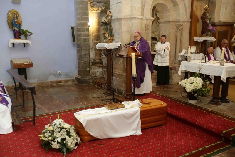 El arzobispo de Ovieso, Jesús Sanz Montes, ha oficiado el funeral por el riosellano José Manuel Castaño, antiguo párroco de Villanueva, en Cangas de Onís. Decenas de personas le han dado su último adiós en el monasterio cangués de San Pedro de Villanueva.