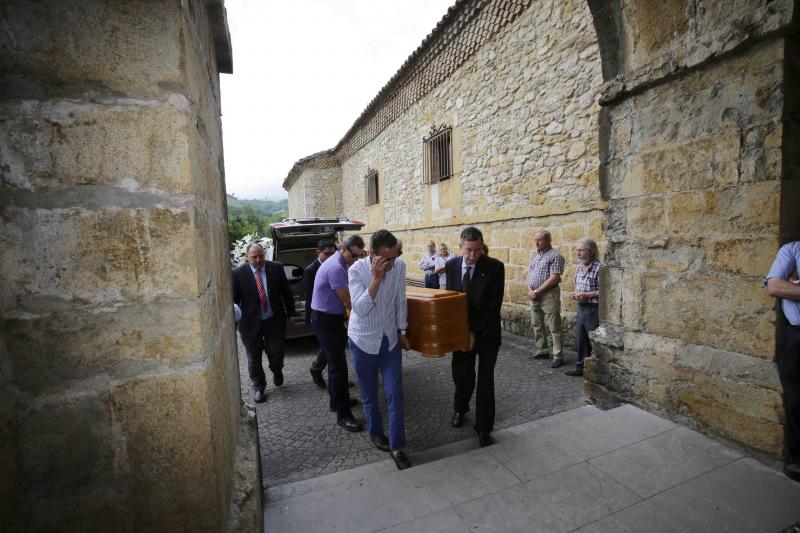 El arzobispo de Ovieso, Jesús Sanz Montes, ha oficiado el funeral por el riosellano José Manuel Castaño, antiguo párroco de Villanueva, en Cangas de Onís. Decenas de personas le han dado su último adiós en el monasterio cangués de San Pedro de Villanueva.