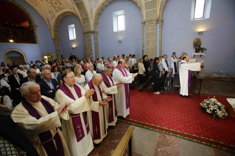 El arzobispo de Ovieso, Jesús Sanz Montes, ha oficiado el funeral por el riosellano José Manuel Castaño, antiguo párroco de Villanueva, en Cangas de Onís. Decenas de personas le han dado su último adiós en el monasterio cangués de San Pedro de Villanueva.