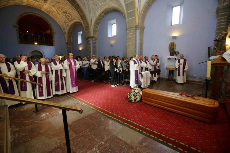 El arzobispo de Ovieso, Jesús Sanz Montes, ha oficiado el funeral por el riosellano José Manuel Castaño, antiguo párroco de Villanueva, en Cangas de Onís. Decenas de personas le han dado su último adiós en el monasterio cangués de San Pedro de Villanueva.