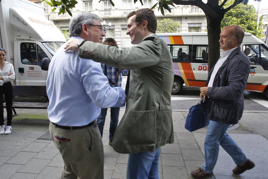 El candidato a la Presidencia del PP Pablo Casado atiende a los medios tras mantener un encuentro con afiliados en Gijón.