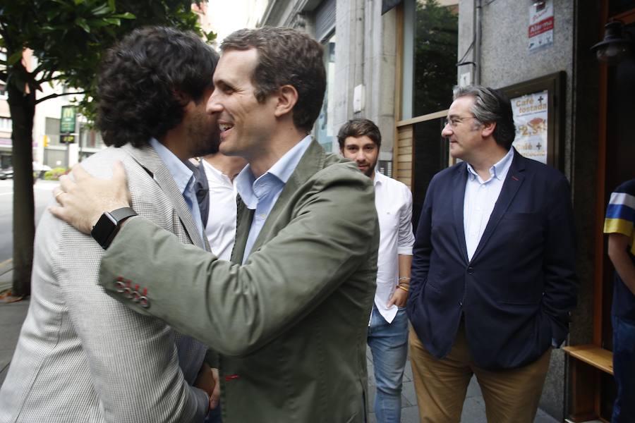 El candidato a la Presidencia del PP Pablo Casado atiende a los medios tras mantener un encuentro con afiliados en Gijón.