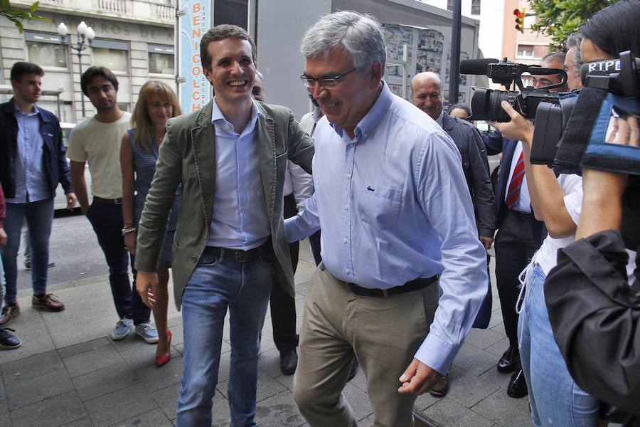 El candidato a la Presidencia del PP Pablo Casado atiende a los medios tras mantener un encuentro con afiliados en Gijón.