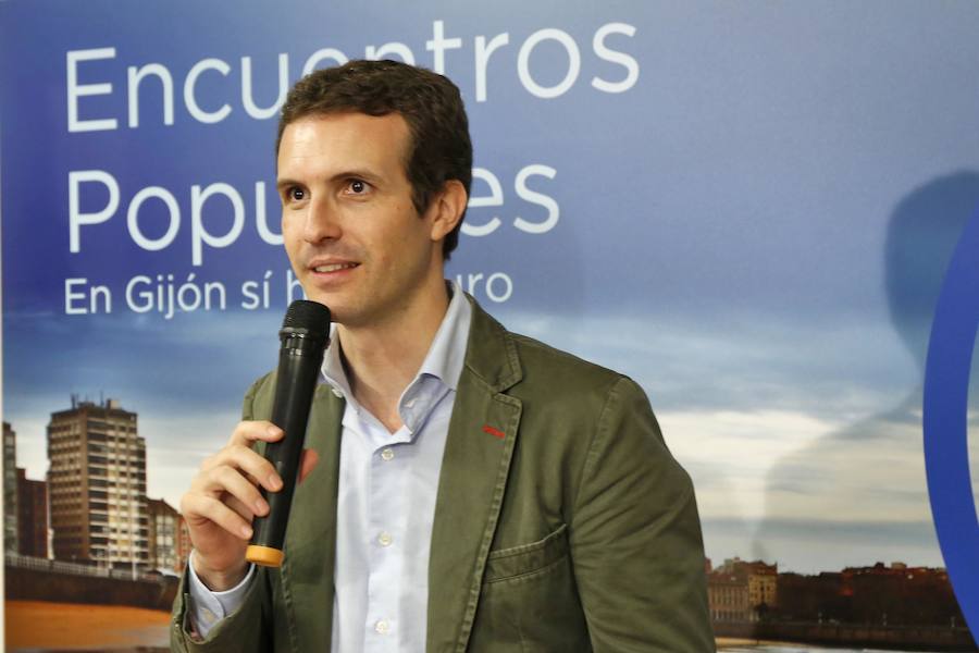 El candidato a la Presidencia del PP Pablo Casado atiende a los medios tras mantener un encuentro con afiliados en Gijón.