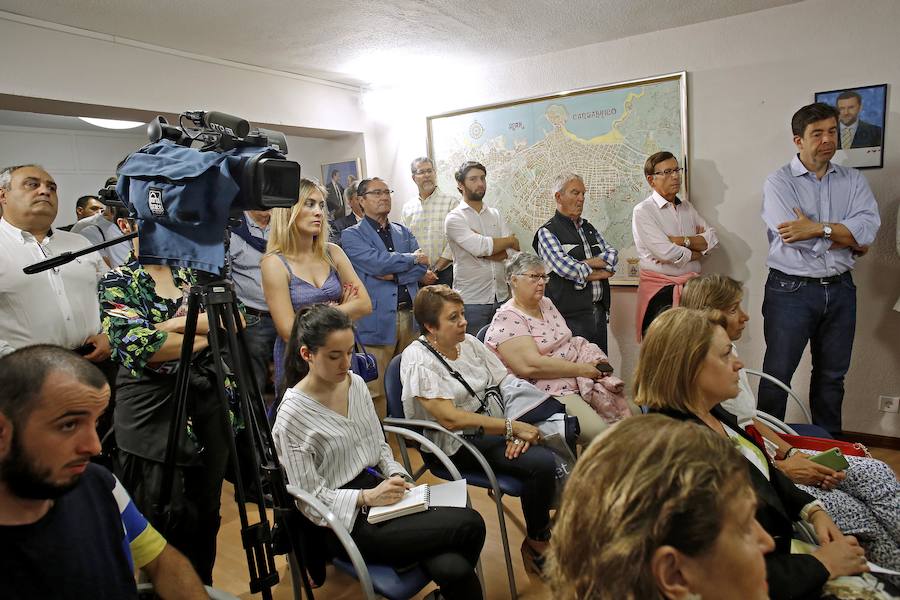 El candidato a la Presidencia del PP Pablo Casado atiende a los medios tras mantener un encuentro con afiliados en Gijón.