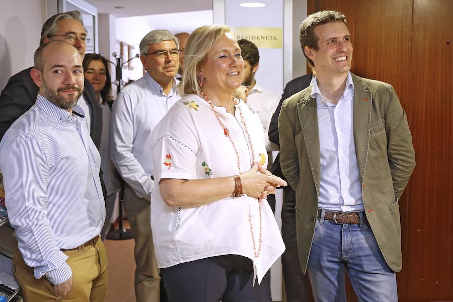 El candidato a la Presidencia del PP Pablo Casado atiende a los medios tras mantener un encuentro con afiliados en Gijón.