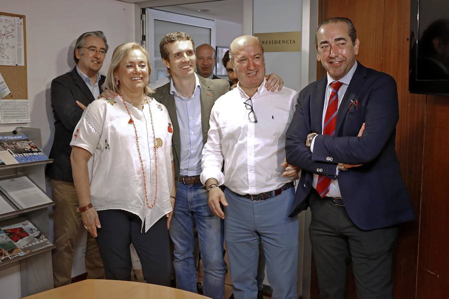 El candidato a la Presidencia del PP Pablo Casado atiende a los medios tras mantener un encuentro con afiliados en Gijón.