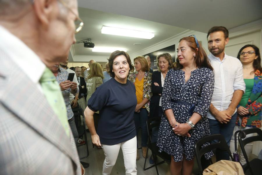 La candidata a la Presidencia del PP Soraya Sáenz de Santamaría atiende a los medios tras mantener un encuentro con afiliados en Oviedo.