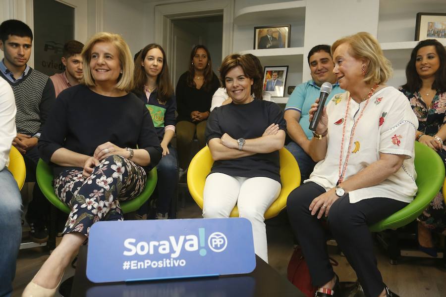 La candidata a la Presidencia del PP Soraya Sáenz de Santamaría atiende a los medios tras mantener un encuentro con afiliados en Oviedo.