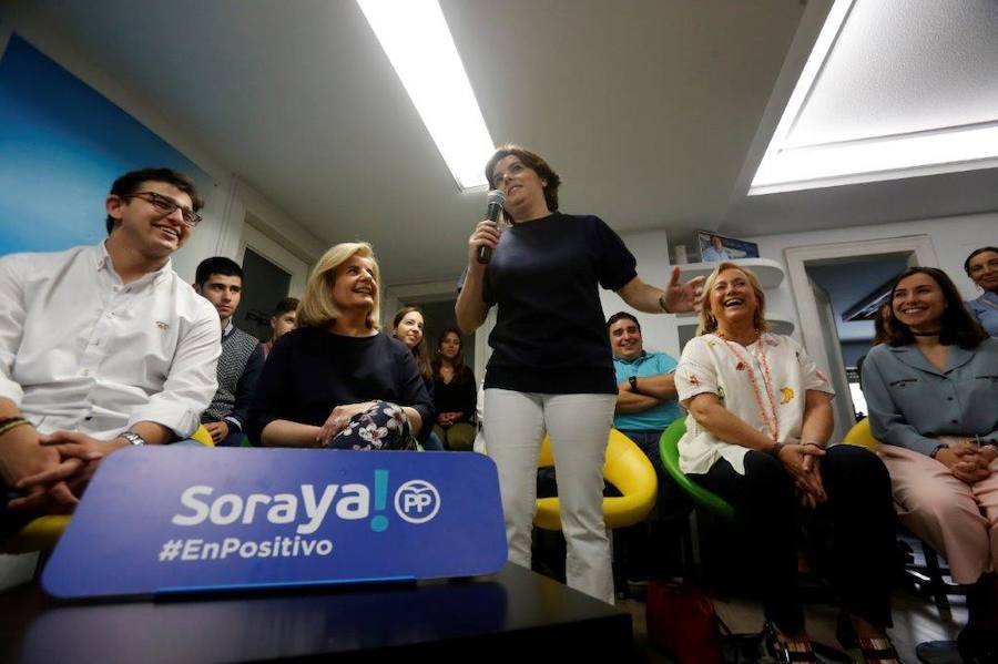 La candidata a la Presidencia del PP Soraya Sáenz de Santamaría atiende a los medios tras mantener un encuentro con afiliados en Oviedo.