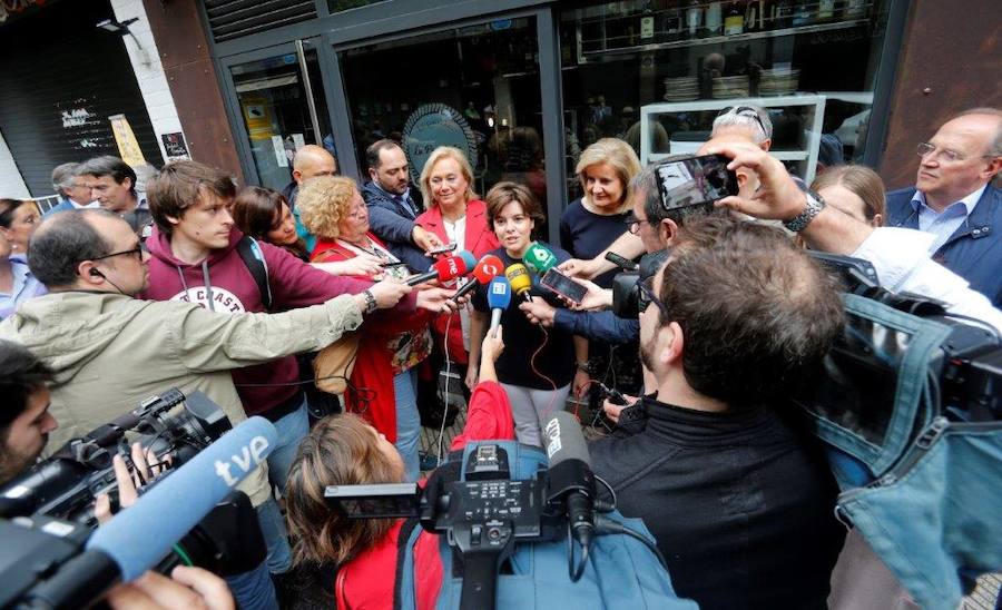 La candidata a la Presidencia del PP Soraya Sáenz de Santamaría atiende a los medios tras mantener un encuentro con afiliados en Oviedo.