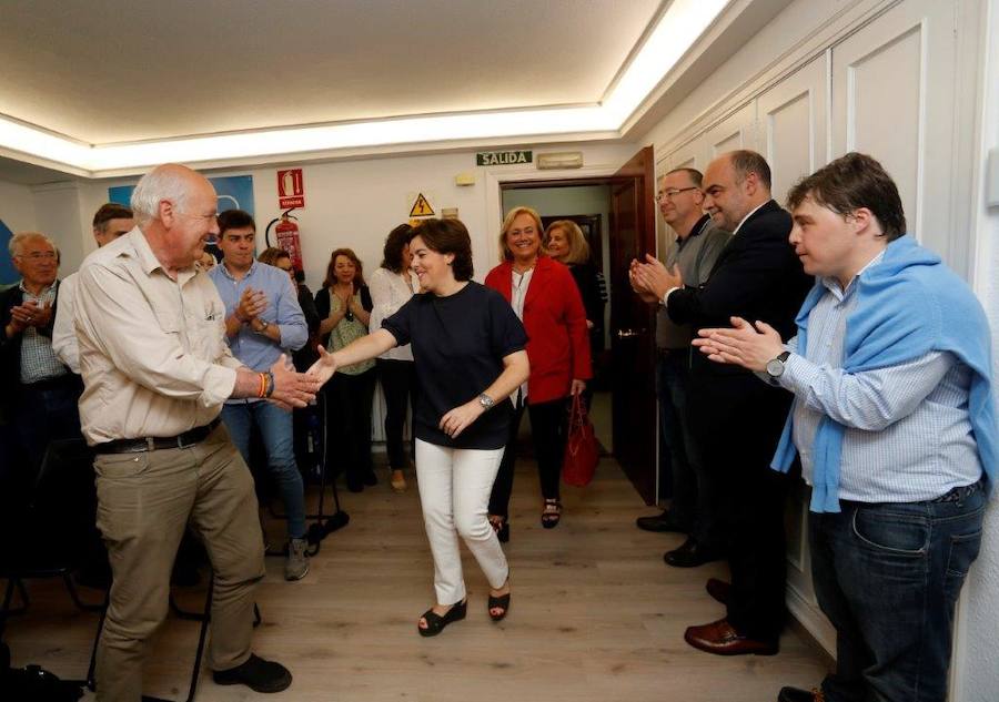 La candidata a la Presidencia del PP Soraya Sáenz de Santamaría atiende a los medios tras mantener un encuentro con afiliados en Oviedo.