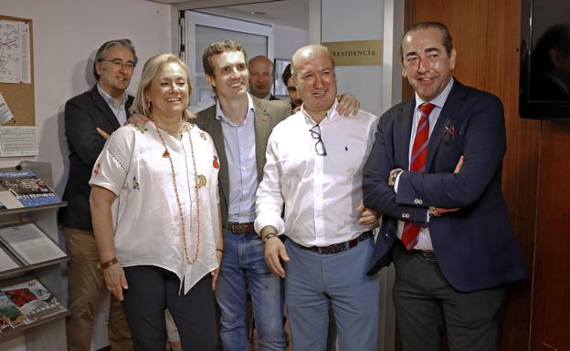 Pablo Casado, entre Mercedes Fernández y Luis Venta. Les acompañan el senador Fernando Goñi y los concejales Pablo González y Manuel del Castillo, al fondo. 