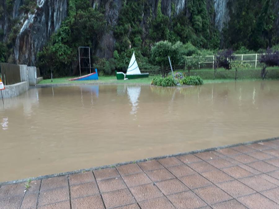 Asturias se encuentra en alerta amarilla por las fuertes lluvias y varias localidades de la región se han visto afectadas por las mismas. En Cudillero y en Oviedo se han producido inundaciones y argayos.