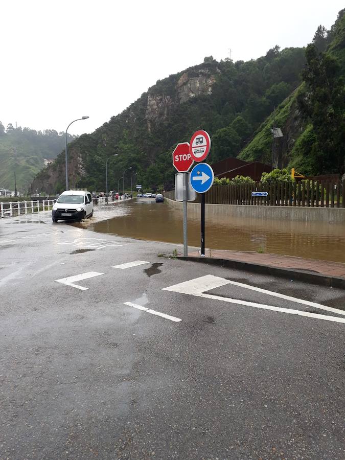 Asturias se encuentra en alerta amarilla por las fuertes lluvias y varias localidades de la región se han visto afectadas por las mismas. En Cudillero y en Oviedo se han producido inundaciones y argayos.