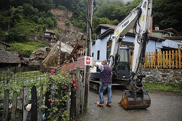 Una máquina, junto al argayo del pueblo lenense, a la espera de iniciar los trabajos. 