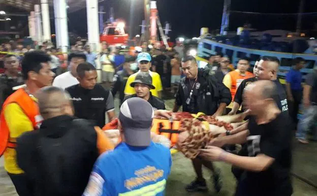 Los equipos de rescate trasladan a uno de los heridos.