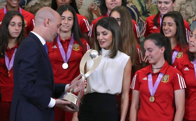 La Reina Letizia y Luis Rubiales, durante la recepción a la selección española femenina sub'17. 