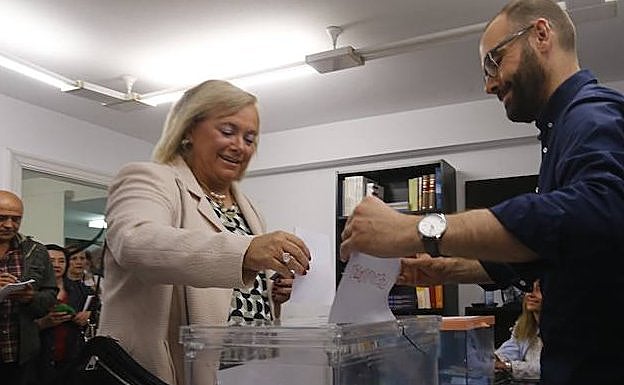 Mercedes Fernández, votando 