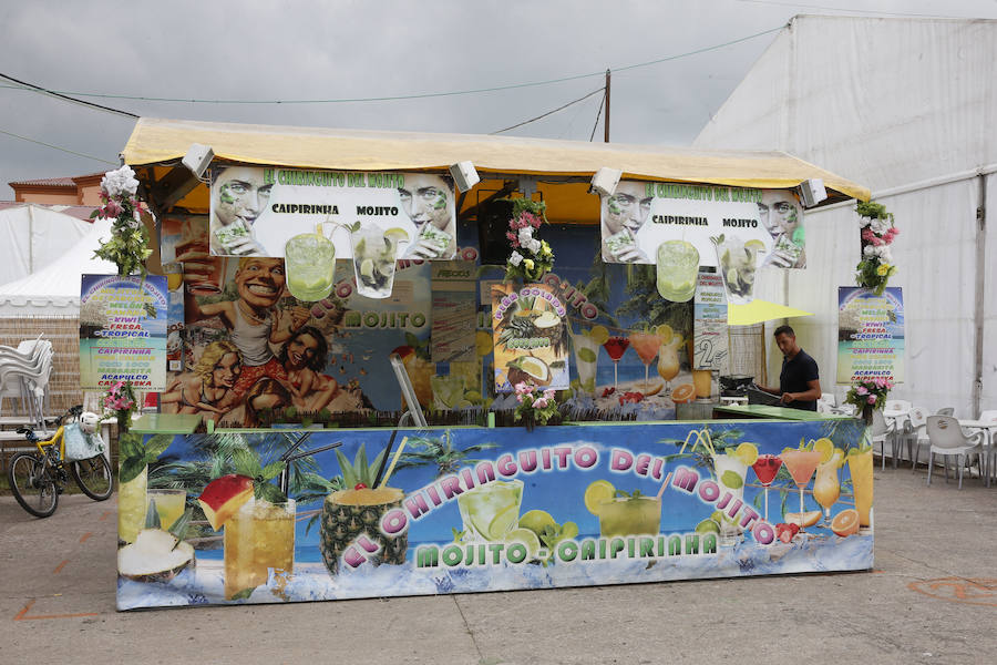 A pocas horas del inicio de una nueva edición de la Semana Negra de Gijón, expositores, atracciones y puntos de venta de comida ultiman los preparativos. 