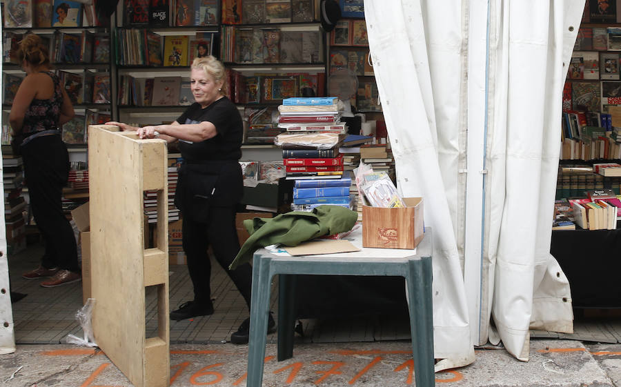 A pocas horas del inicio de una nueva edición de la Semana Negra de Gijón, expositores, atracciones y puntos de venta de comida ultiman los preparativos. 