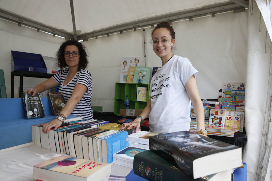 A pocas horas del inicio de una nueva edición de la Semana Negra de Gijón, expositores, atracciones y puntos de venta de comida ultiman los preparativos. 
