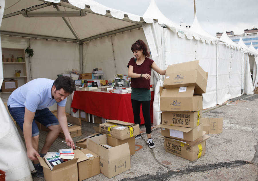 A pocas horas del inicio de una nueva edición de la Semana Negra de Gijón, expositores, atracciones y puntos de venta de comida ultiman los preparativos. 