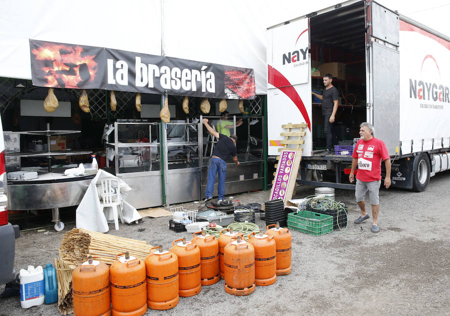 A pocas horas del inicio de una nueva edición de la Semana Negra de Gijón, expositores, atracciones y puntos de venta de comida ultiman los preparativos. 