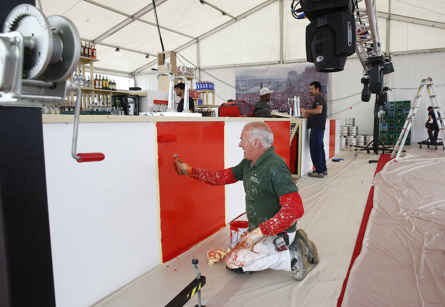 A pocas horas del inicio de una nueva edición de la Semana Negra de Gijón, expositores, atracciones y puntos de venta de comida ultiman los preparativos. 