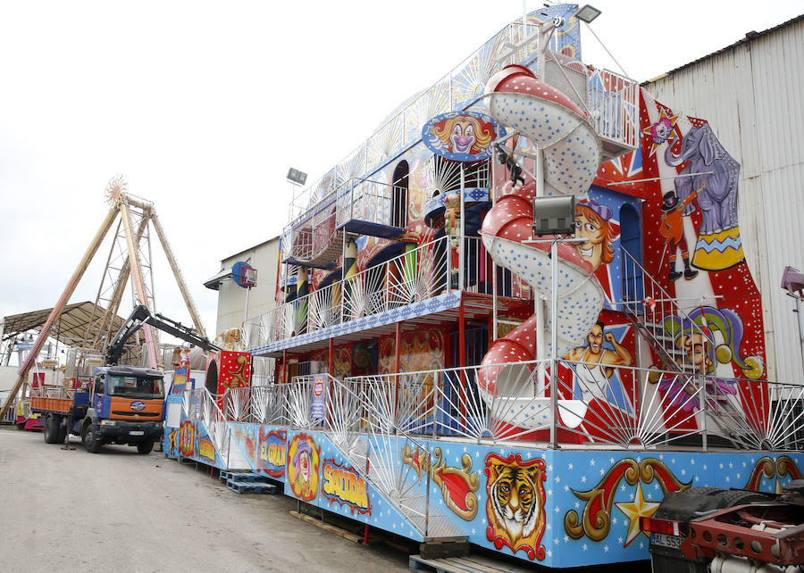 A pocas horas del inicio de una nueva edición de la Semana Negra de Gijón, expositores, atracciones y puntos de venta de comida ultiman los preparativos. 
