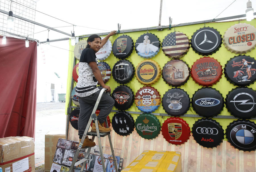 A pocas horas del inicio de una nueva edición de la Semana Negra de Gijón, expositores, atracciones y puntos de venta de comida ultiman los preparativos. 