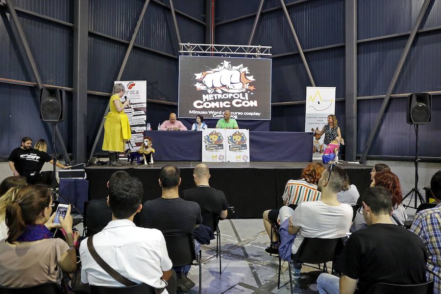 El festival Metrópoli ha celebrado su primera 'comic-dog', en la que numerosos seguidores de superhéroes y sus perros han compartido disfraces y aventuras. 