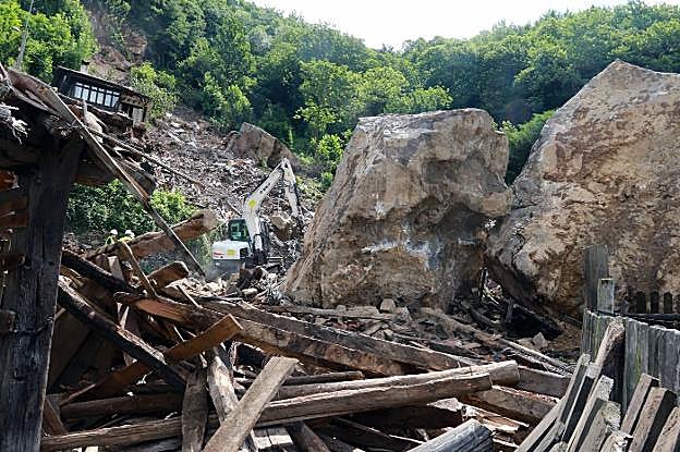 Una excavadora trabaja ya en el argayo de La Cortina. 