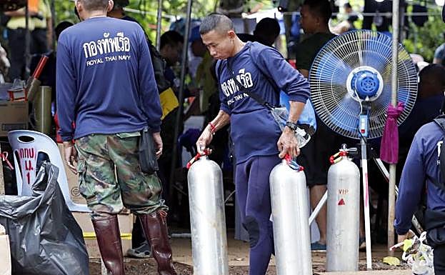 Efectivos de rescate con tanques de oxígeno para el grupo atrapado. 