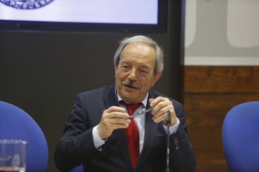 El alcalde ha realizado este anuncio en una rueda de prensa convocada con urgencia, después de analizar una serie de «hechos que se han ido acumulando a lo largo del tiempo», siendo los últimos los que han «dañado al colectivo».