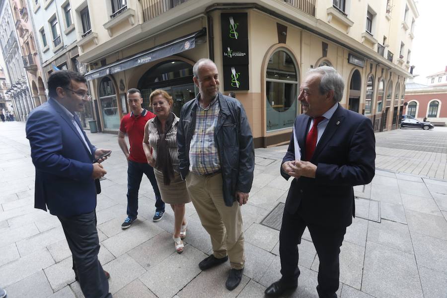 El alcalde ha realizado este anuncio en una rueda de prensa convocada con urgencia, después de analizar una serie de «hechos que se han ido acumulando a lo largo del tiempo», siendo los últimos los que han «dañado al colectivo».