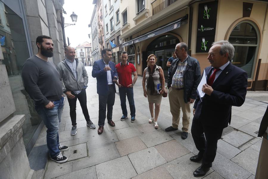 El alcalde ha realizado este anuncio en una rueda de prensa convocada con urgencia, después de analizar una serie de «hechos que se han ido acumulando a lo largo del tiempo», siendo los últimos los que han «dañado al colectivo».
