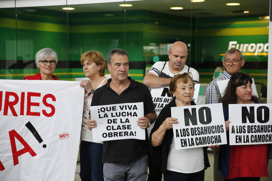 El 'tren negro' ha llegado a Gijón, dando el pistoletazo de salida oficial a la XXXI Semana Negra. A su llegada a la estación, los escritores y responsables de la organización han sido recibidos por los afectados por los desahucios de La Camocha, que han exhibido pancartas contra la decisión de la administración concursal de la antigua minera. 