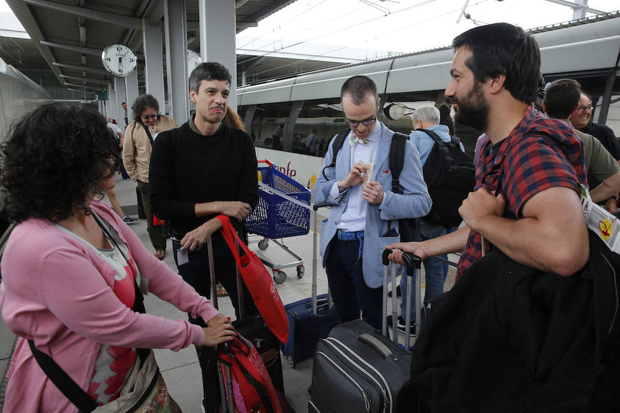 El 'tren negro' ha llegado a Gijón, dando el pistoletazo de salida oficial a la XXXI Semana Negra. A su llegada a la estación, los escritores y responsables de la organización han sido recibidos por los afectados por los desahucios de La Camocha, que han exhibido pancartas contra la decisión de la administración concursal de la antigua minera. 