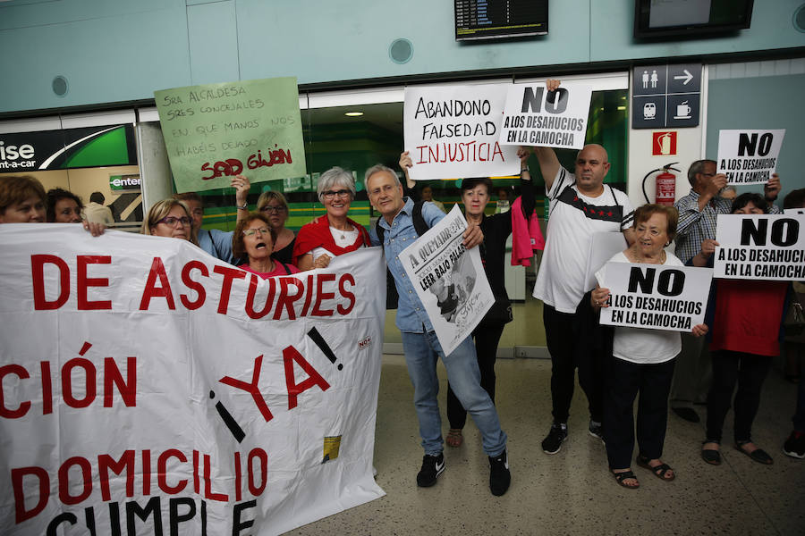 El 'tren negro' ha llegado a Gijón, dando el pistoletazo de salida oficial a la XXXI Semana Negra. A su llegada a la estación, los escritores y responsables de la organización han sido recibidos por los afectados por los desahucios de La Camocha, que han exhibido pancartas contra la decisión de la administración concursal de la antigua minera. 