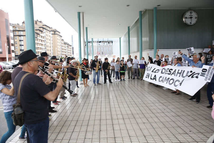 El 'tren negro' ha llegado a Gijón, dando el pistoletazo de salida oficial a la XXXI Semana Negra. A su llegada a la estación, los escritores y responsables de la organización han sido recibidos por los afectados por los desahucios de La Camocha, que han exhibido pancartas contra la decisión de la administración concursal de la antigua minera. 