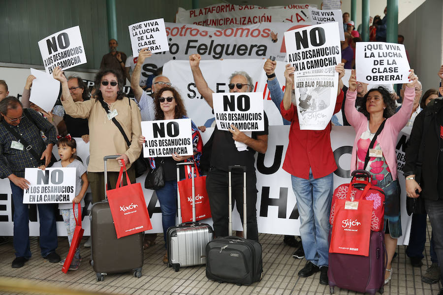 El 'tren negro' ha llegado a Gijón, dando el pistoletazo de salida oficial a la XXXI Semana Negra. A su llegada a la estación, los escritores y responsables de la organización han sido recibidos por los afectados por los desahucios de La Camocha, que han exhibido pancartas contra la decisión de la administración concursal de la antigua minera. 